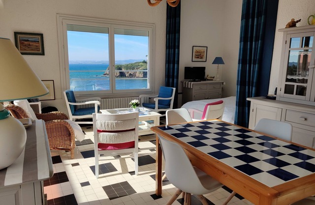 Apartment with garden and amazing view of the bay - Direct access to the beach