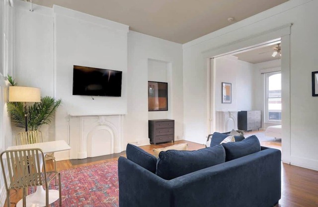 Apartment with King Bed in Downtown Louisville