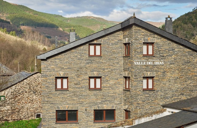 Apartment with Mountain Views and Shared Garden Valle del Ibias 1 Right