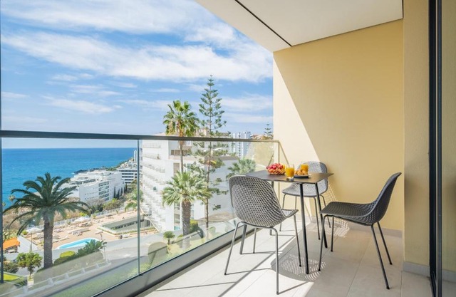 Apartment with ocean view and parking