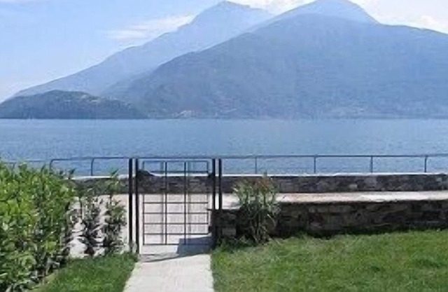 Apartment with pool, private garden & private boat mooring at shore lake Como