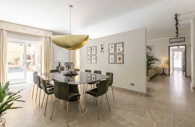 Apartment with rooftop balcony in Central Rome for 8 people