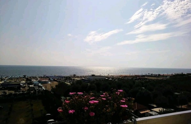 Apartment with terrace facing the sea