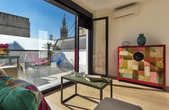 Apartment with terrace in center. Mateos Gago III
