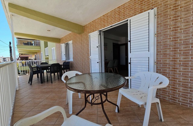 Apartment with terrace near the sea