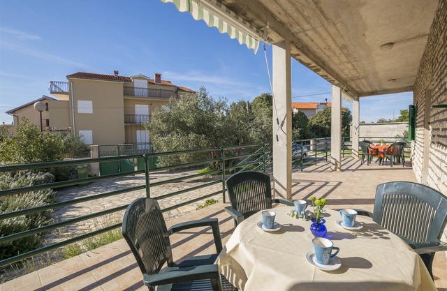 Apartments Albina (10631-A2) - Brodarica
