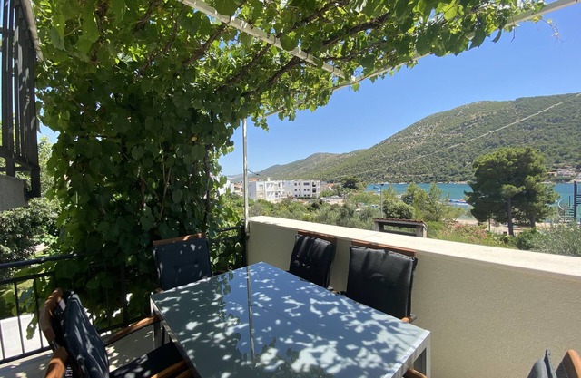 Apartments Danira (13871-A1) - Grebastica