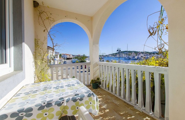 Apartments Ivanka (10731-A1) - Jezera - island Murter