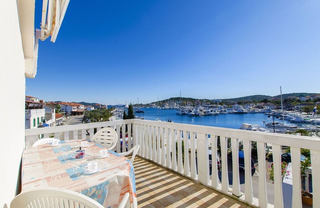 Apartments Ivanka (10731-A2) - Jezera - island Murter