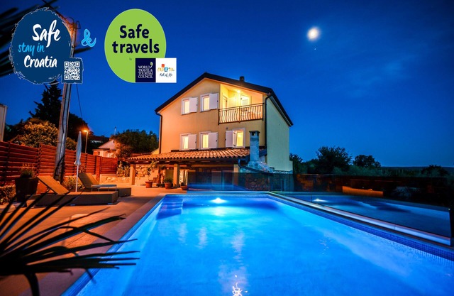 apartments Juros Sveti Vid with pool