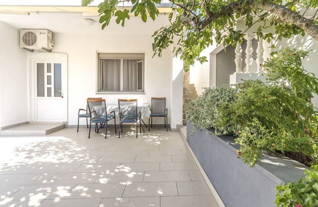 Apartments Danica (22221-A2) - Tisno - island Murter