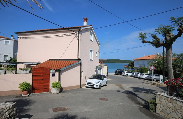 Apartments Ticak (60255-A1) - Klimno - island Krk