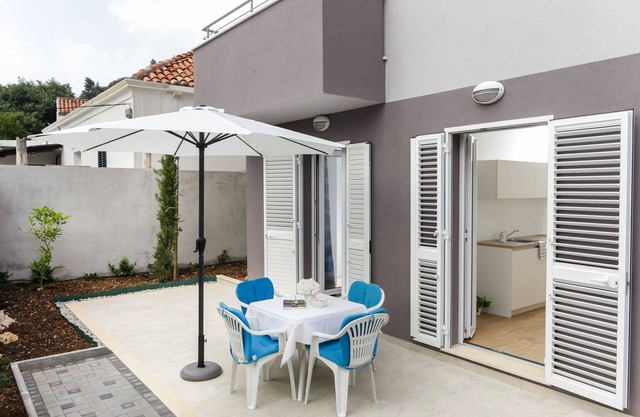 Apartments Villa Karmen - Comfort One-Bedroom Apartment with Terrace (Marine)