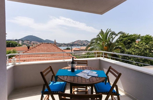 Apartments Villa Karmen - Two-Bedroom Apartment with Balcony and Sea View (Luči)