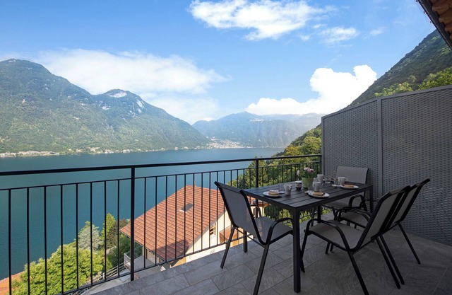 Appartamento 6 Il Tornante with Lake & Mountain Views, Wi-Fi, A/C & Balcony