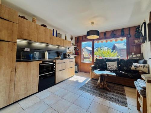 Appartement T3 rénové, lumineux, balcon et parking au centre du village de Samoëns - FR-1-624-73