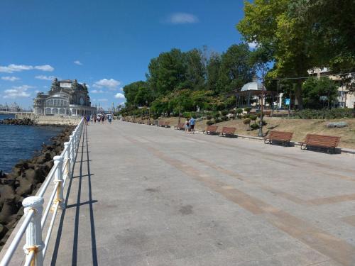 Appartment 3 rooms, splendid position, 1 minut of walk to the Black Sea