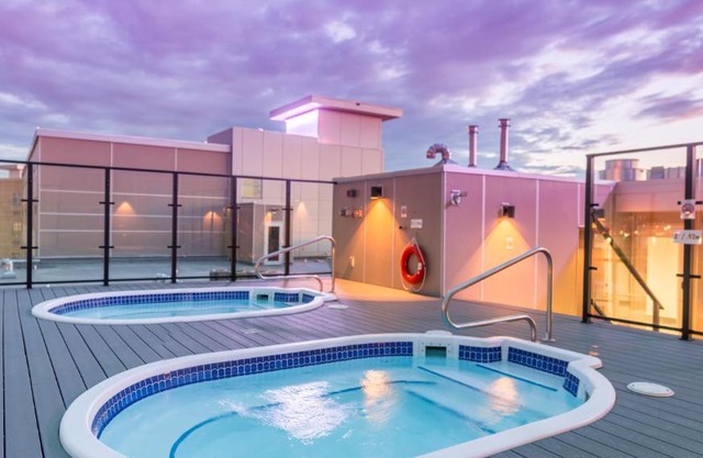 Applause Hotel Calgary Airport by CLIQUE