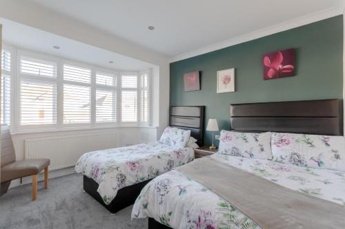Apple House Wembley - Family room with shared bathroom