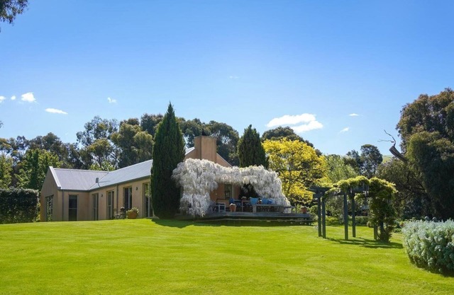 Applegarth - Hanging Rock Views, Near Wineries, Rural 3BR Stay!