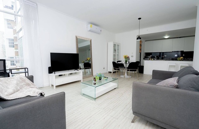 Apt 2 bedroom free parking and pool