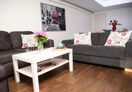 Apt 3, Trafalgar Sq Duplex, 3rd & 4th floor by Indigo Flats