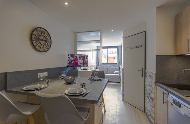 apt 4 people, very cozy and functional, 2 separate bedrooms, mountain view, south exposure,.