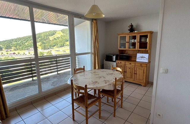 Apt for 6 with Private Parking, near Lake and ski