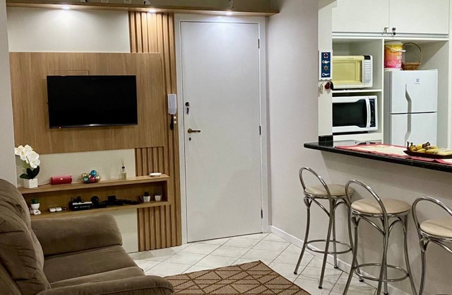 Apto bem Localizado, 50m da Praia, Faça Tudo a pé. Recém Reformado. Wifi e A/C