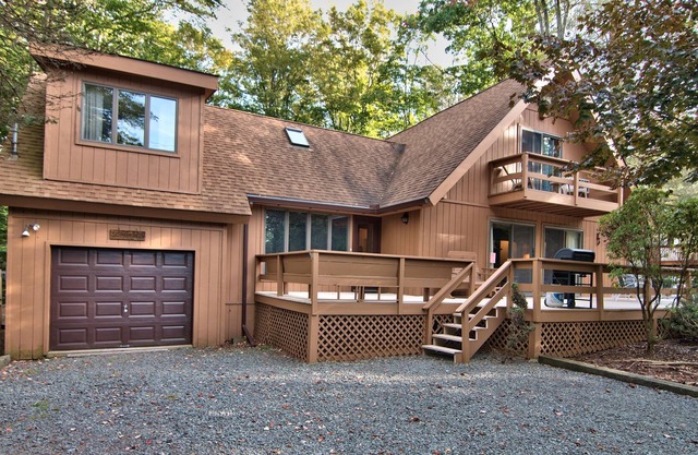 Aquarius Drive Contemporary - Wallenpaupack Lake Estates