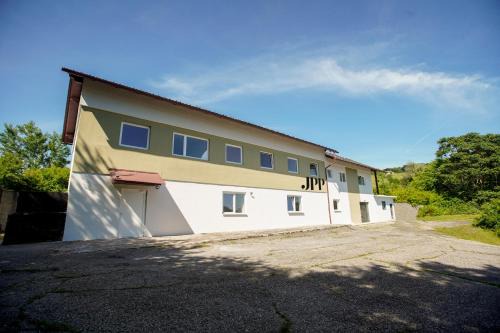 Arbeiterunterkunft in Spielfeld-Straß - Voll ausgestattete Zimmer mit Top-Anbindung