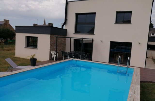 Architect-designed house with swimming pool