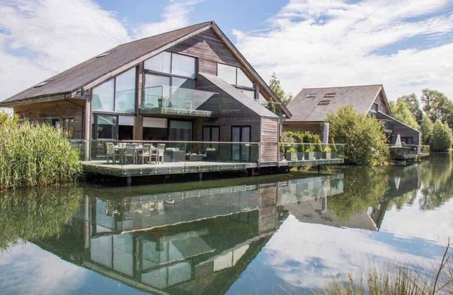 Ardross Lodge | Lakeside Hot Tub Stay for Groups