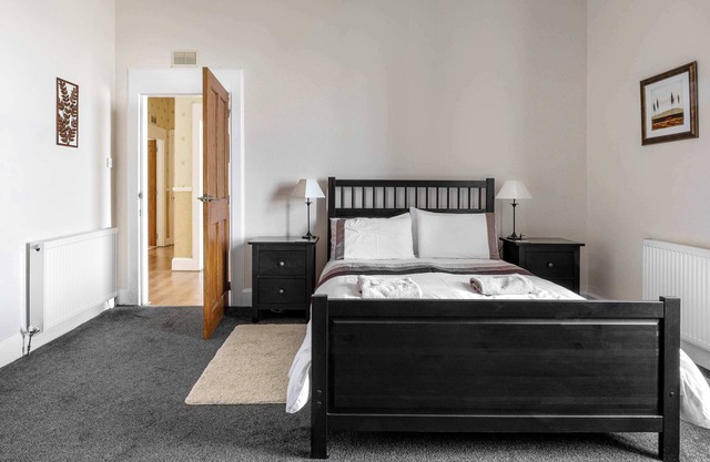 Ardyne House Summary: