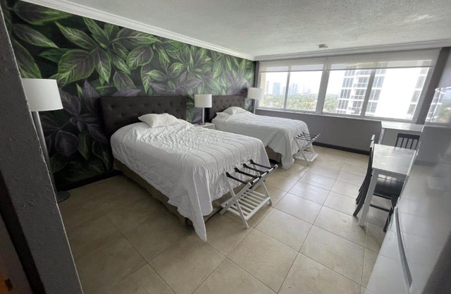 Areia Azul Aparts Miami - ART Room at Marco Polo Beach Resort