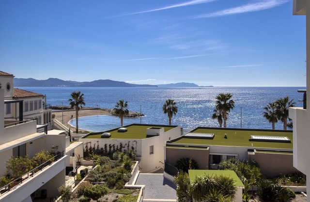 Arello. Exceptional sea view, AC, beach access