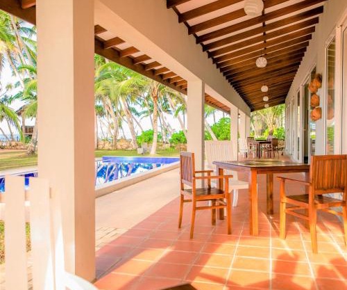 Arhimser Villa-superb 4 bedroom beachfront for 8 in Ranna, Tangalle, BB, pool, free pick up for entire villa 7 night stays arriving together, serviced, taxes included