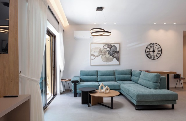Aria's apt, chic & modern, close to the beach!