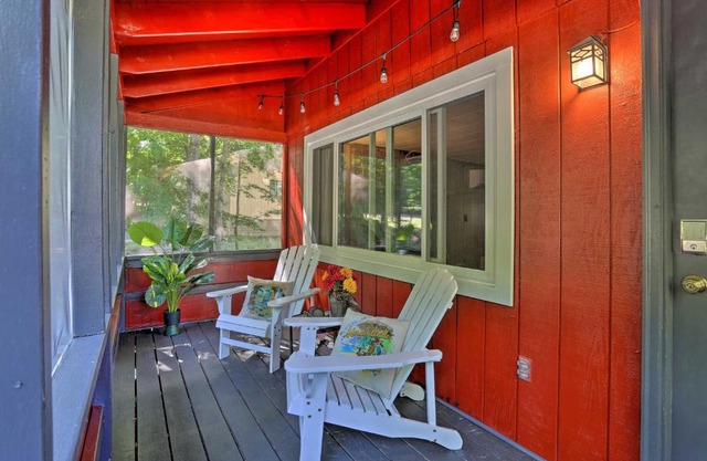 Arrowhead Lake Amenities Quaint Home with Fireplace