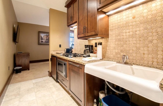 Arrowleaf Lodge - 1 Bed Studio #100A