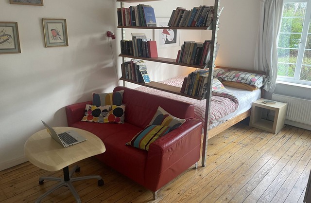Artistic, 1930's flat - 20 mins to Central London.