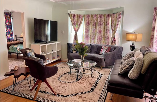 Artsy Boho Retreat w/Cal-King Bed Near Park, Shops, Restr, Airport. 30+Day Stay