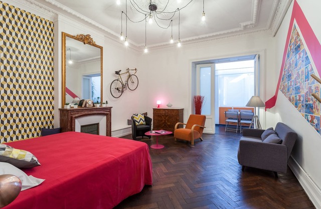 ARTY & SPACIOUS Haussmanian apartment in the heart of the city, pedestrian street.
