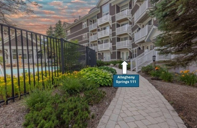 AS 111 - Delightful Village studio for your summer travels. Bike-in/out & pool!