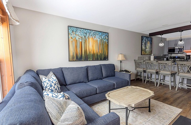 AS 226 - Luxe Village Haven – Hike, Breathe, Relax. Heated pool & jacuzzi.