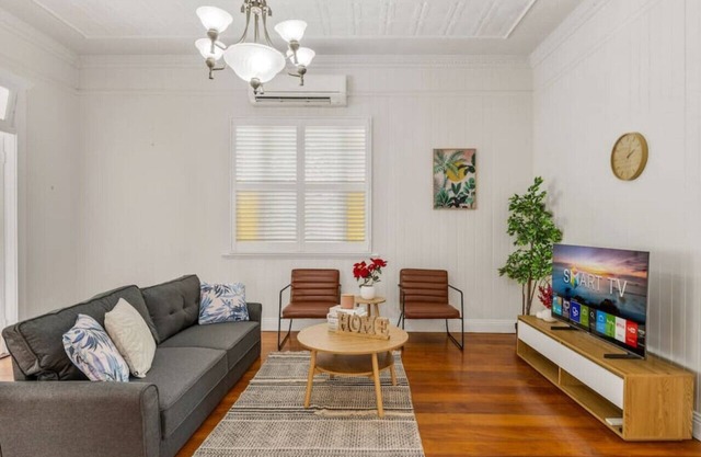 Ascot Vintage 4BR Queenslander w/Mall at Doorstep