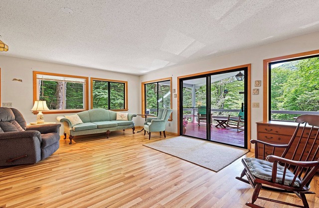 ASK ABOUT OCT/NOV DISCOUNTS Enjoy the amazing creek and waterfall at Stream Song