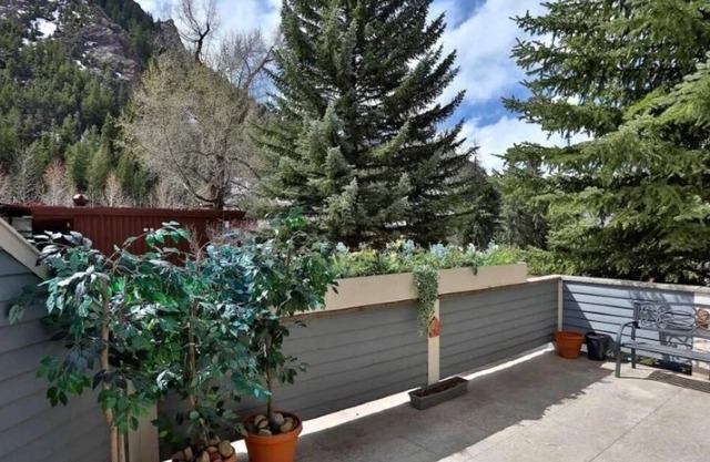 Aspen Core Penthouse Condo - 2br/2ba - Huge Balcony - Quiet Building - LOOK!