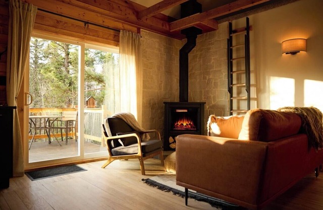 Aspen Hideaway · Mountain Modern log Cabin Deck + Hot Tub