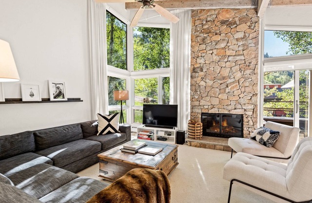 Aspen Mountain! Air Conditioning. Incredible Views. Gas FP, Balcony, Garage, Parking, Pool/Hot Tub